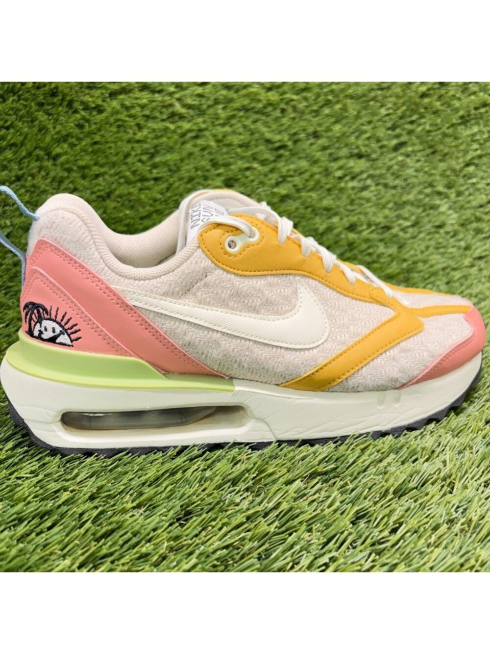Nike Air Max Dawn SE Sun Club Womens Size 6.5 Beige Gold Running Shoes Sneakers